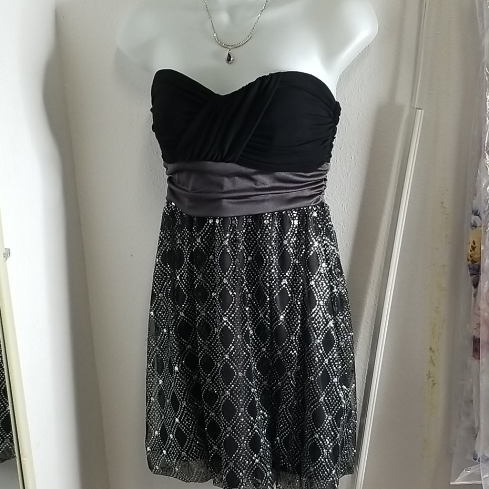 Dress - Picture 5 of 7